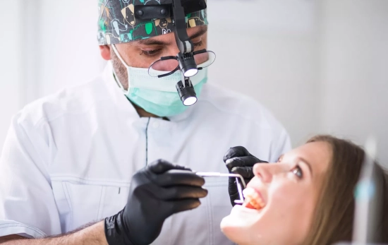 Un dentista revisa los dientes de una mujer / FREEPIK Un dentista revisa los dientes de una mujer / FREEPIK