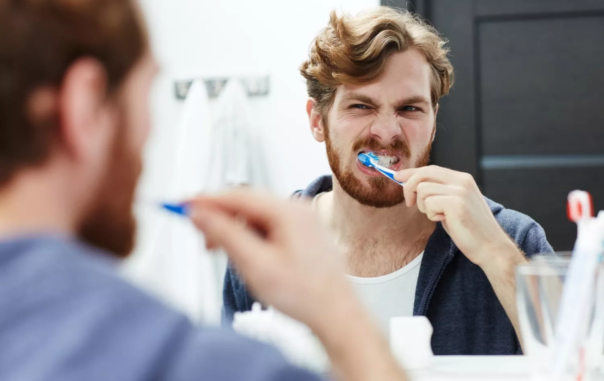 Una persona se cepilla los dientes para cuidar su boca y su salud general / FREEPIK - pressfoto Una persona se cepilla los dientes para cuidar su boca y su salud general / FREEPIK - pressfoto