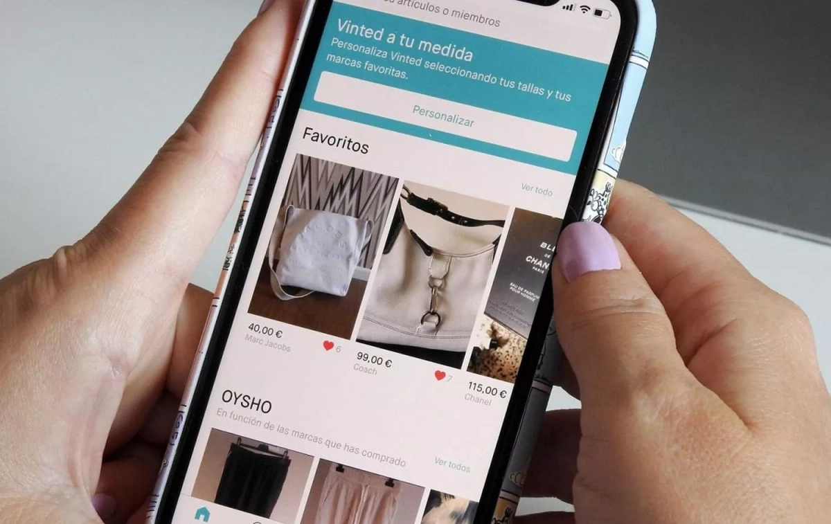Una persona maneja la aplicación de Vinted Una persona maneja la aplicación de Vinted