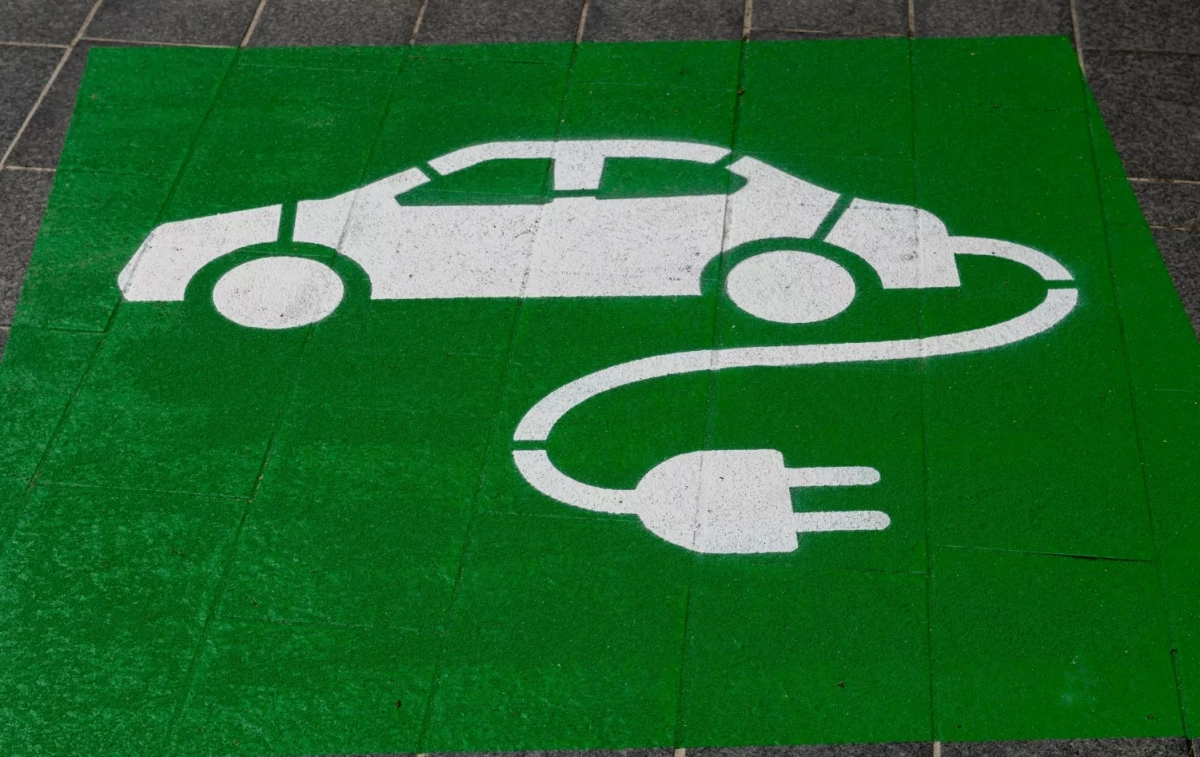 Un punto para cargar un coche eléctrico / UNSPLASH Un punto para cargar un coche eléctrico / UNSPLASH