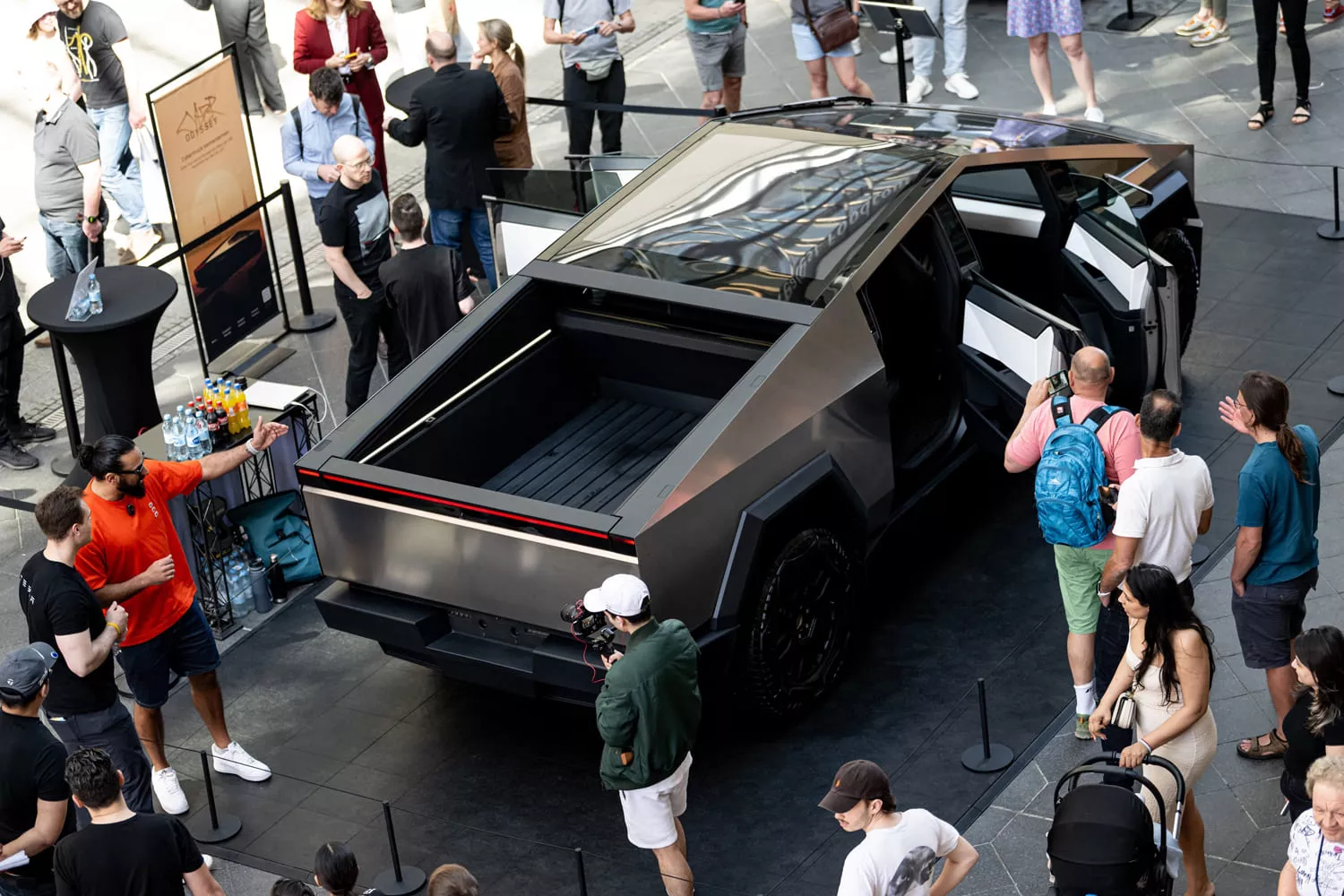 BUENA El Tesla Cybertruck en una feria de Berlín FABIAN SOMMER DPA