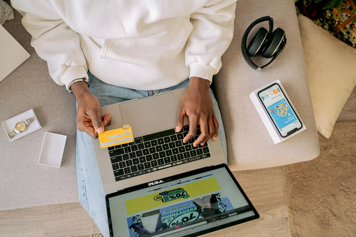 Una persona realizando compras online / PEXELS Una persona realizando compras online / PEXELS