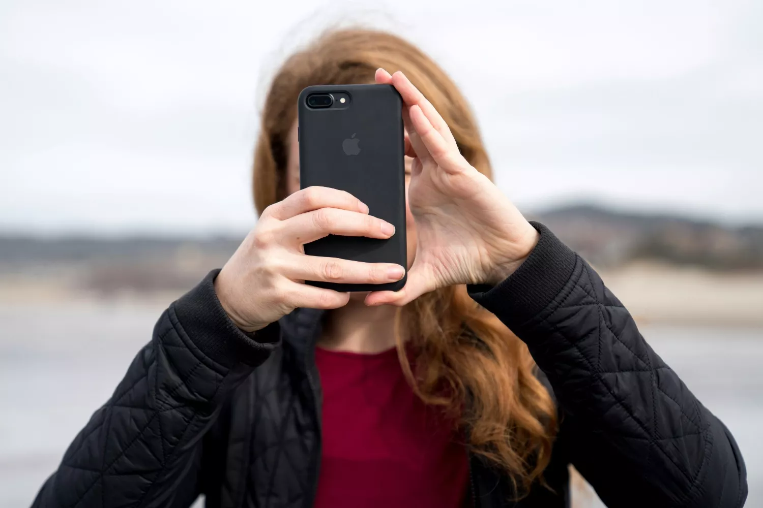 Uma pessoa tenta controlar o seu iPhone com os olhos / UNSPLASH