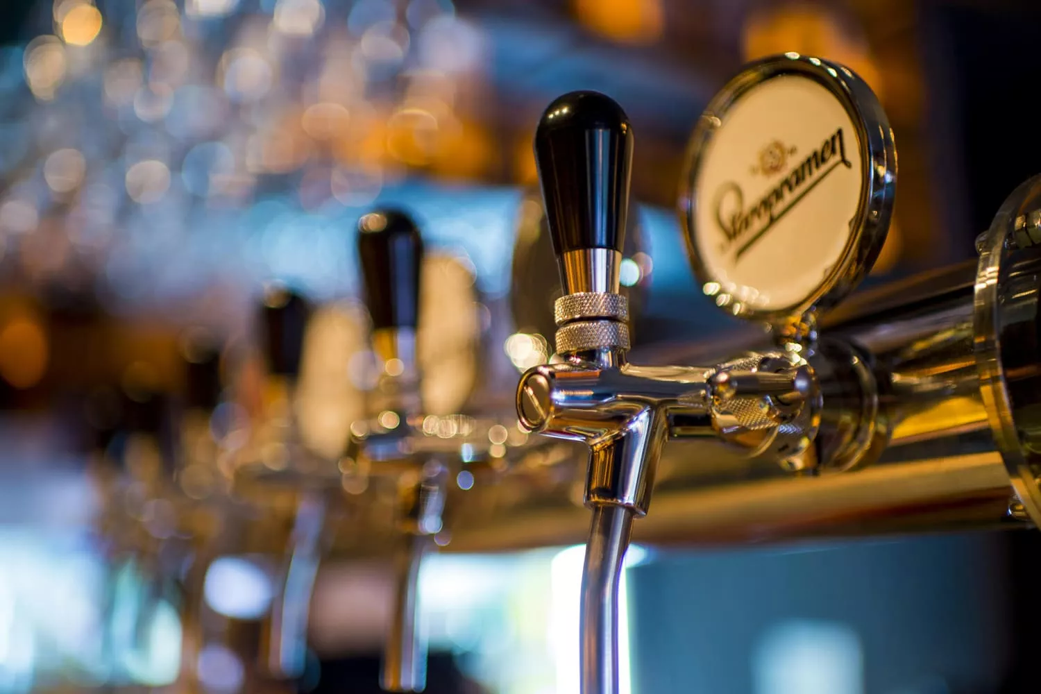 BUENA Tiradores de diferentes cervezas en un bar PIXABAY