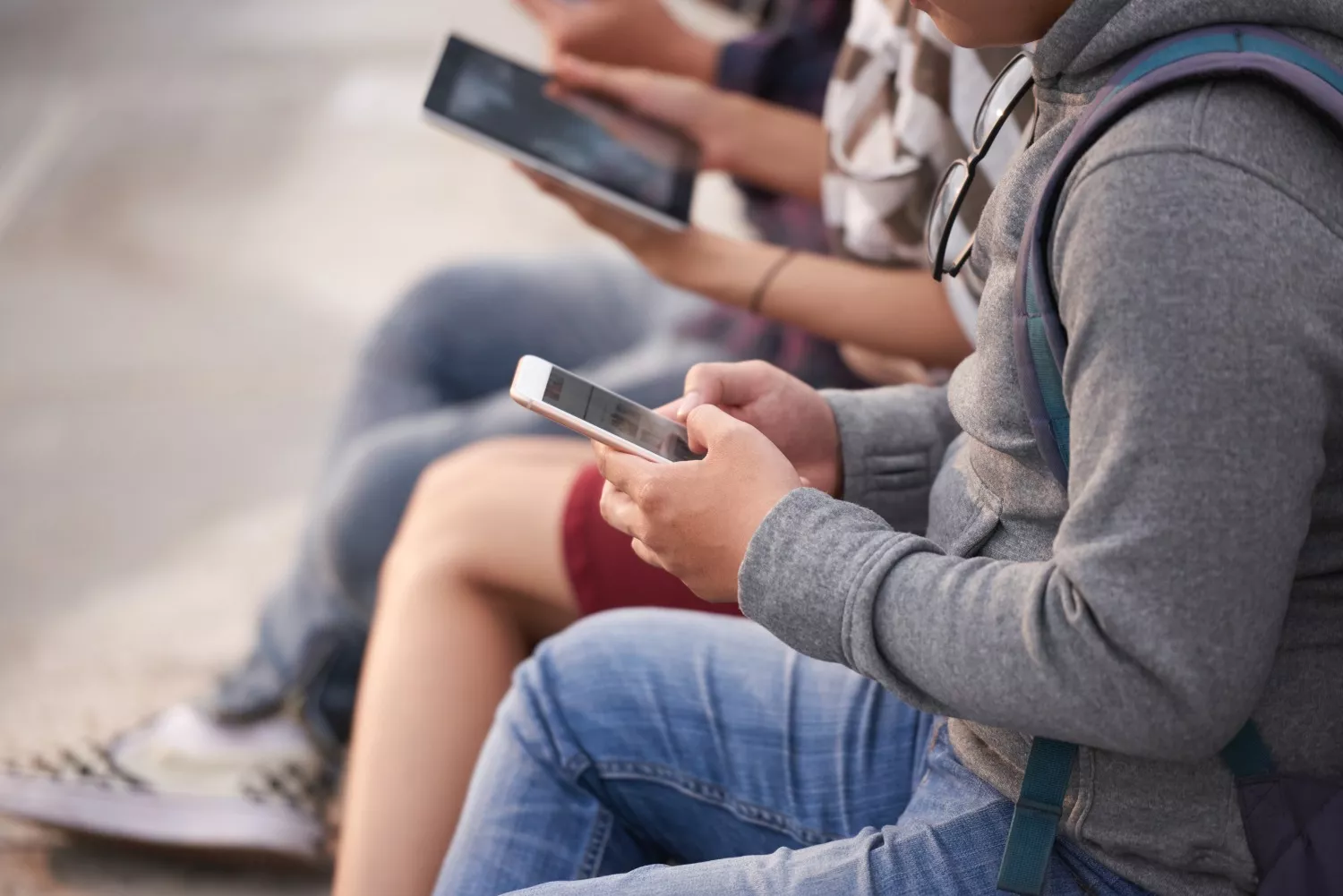 Varios niños miran sus móviles / FREEPIK - pressfoto