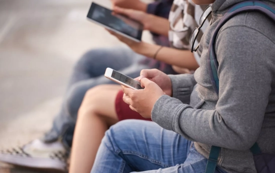 Varios niños miran sus móviles / FREEPIK - pressfoto Varios niños miran sus móviles / FREEPIK - pressfoto