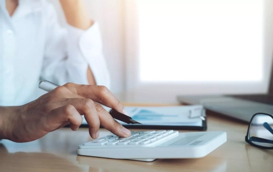Un autónomo utiliza la calculadora para saber cuánto le tocará pagar de IVA / FREEPIK Un autónomo utiliza la calculadora para saber cuánto le tocará pagar de IVA / FREEPIK