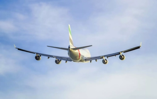 Un avión en pleno vuelo / PEXELS