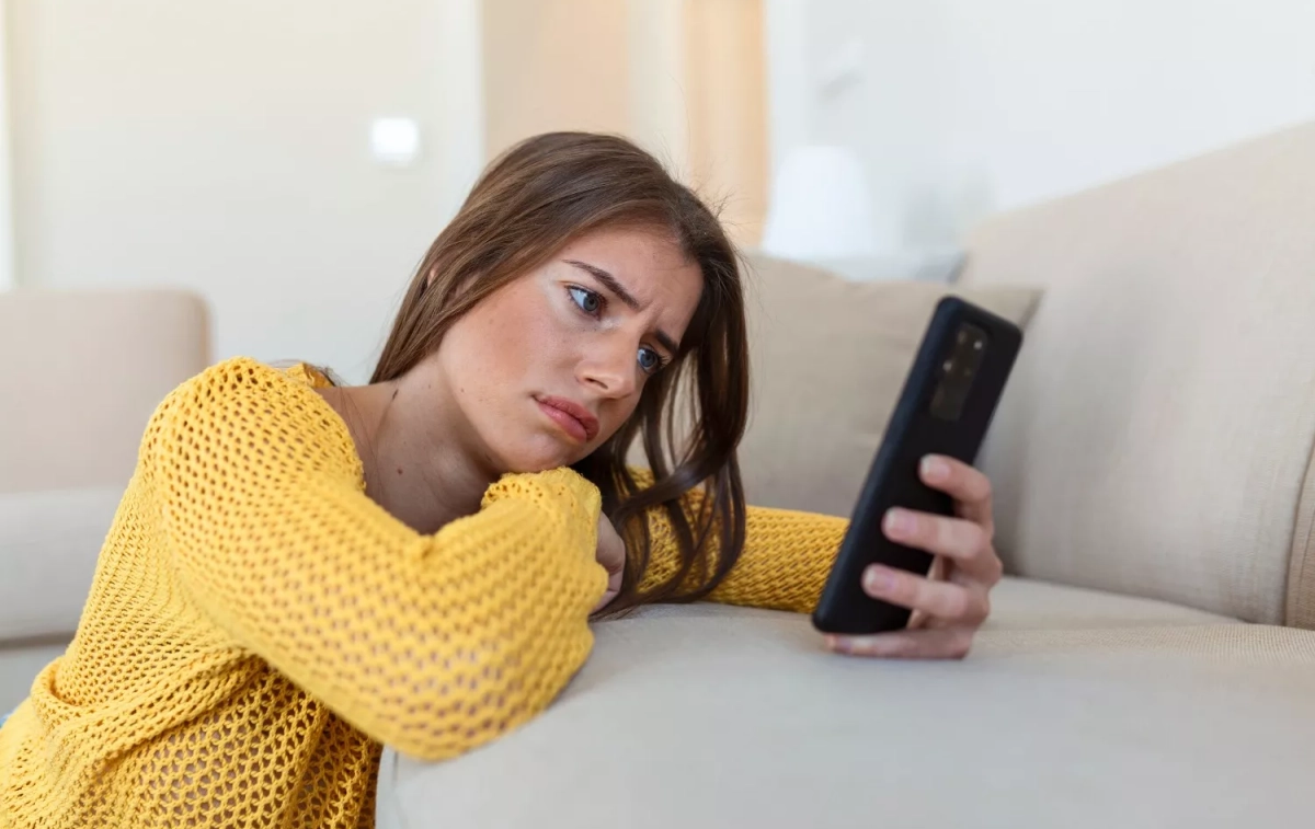 Una mujer mira su móvil / FREEPIK - @stefamerpik