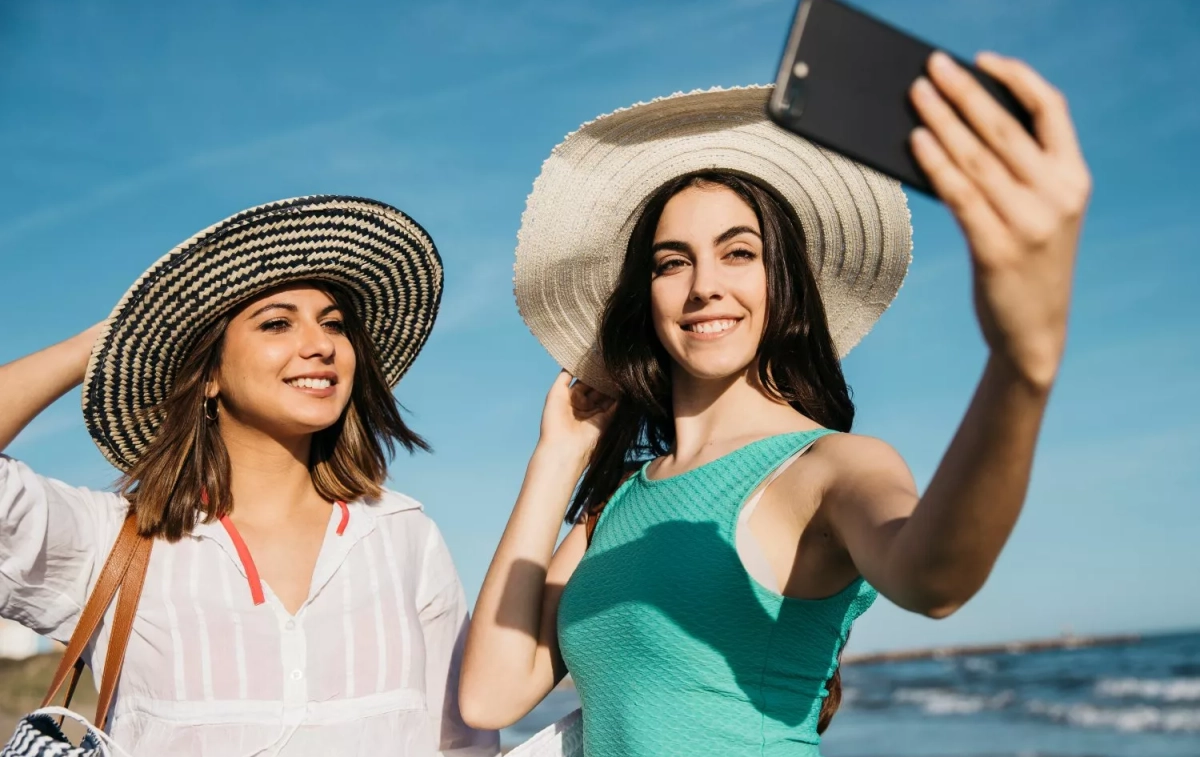 Dos chicas se toman un selfie en la playa / FREEPIK Dos chicas se toman un selfie en la playa / FREEPIK