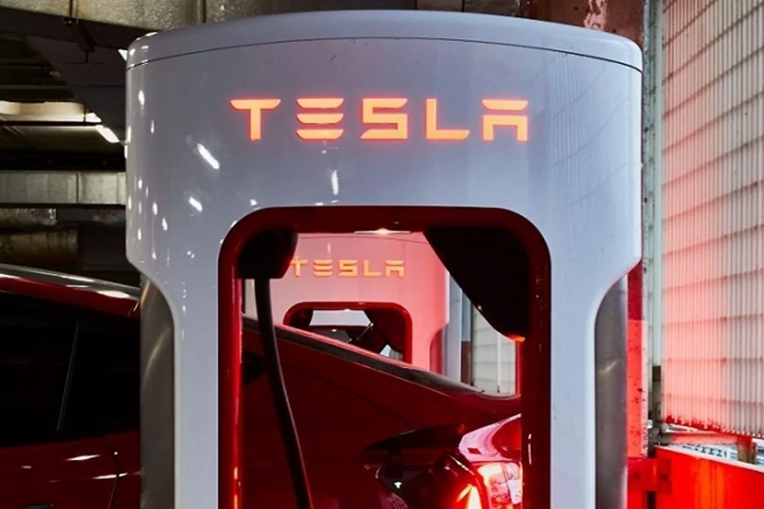 Un cargador de uno de los coches del fabricante Tesla TESLA
