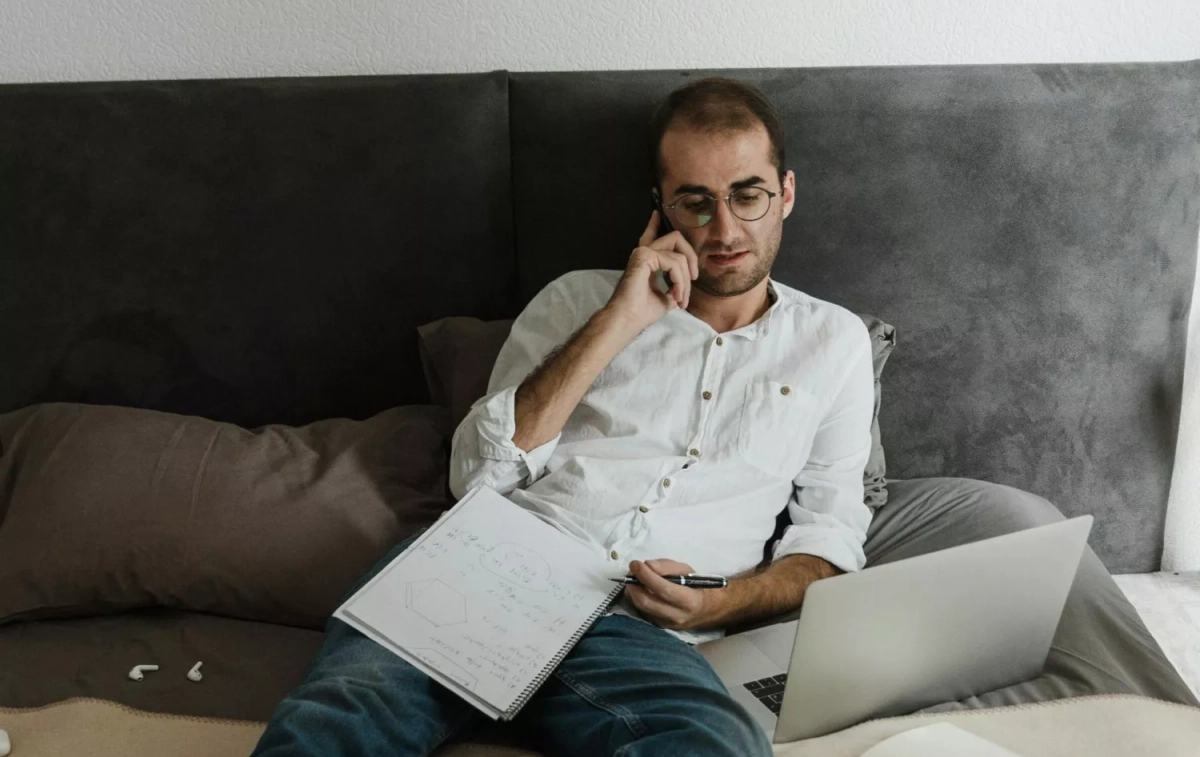 Un hombre realiza una llamada / PEXELS Un hombre realiza una llamada / PEXELS