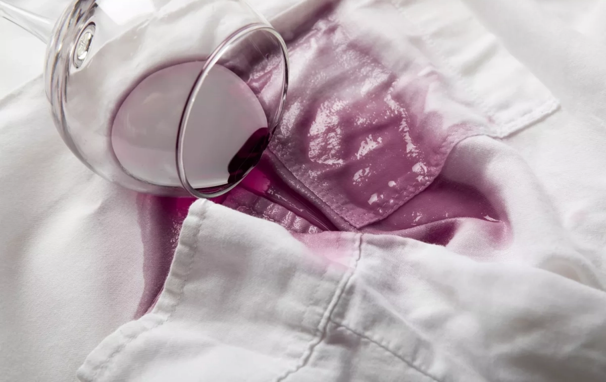 Una camisa manchada de vino y una copa caída / FREEPIK Una camisa manchada de vino y una copa caída / FREEPIK