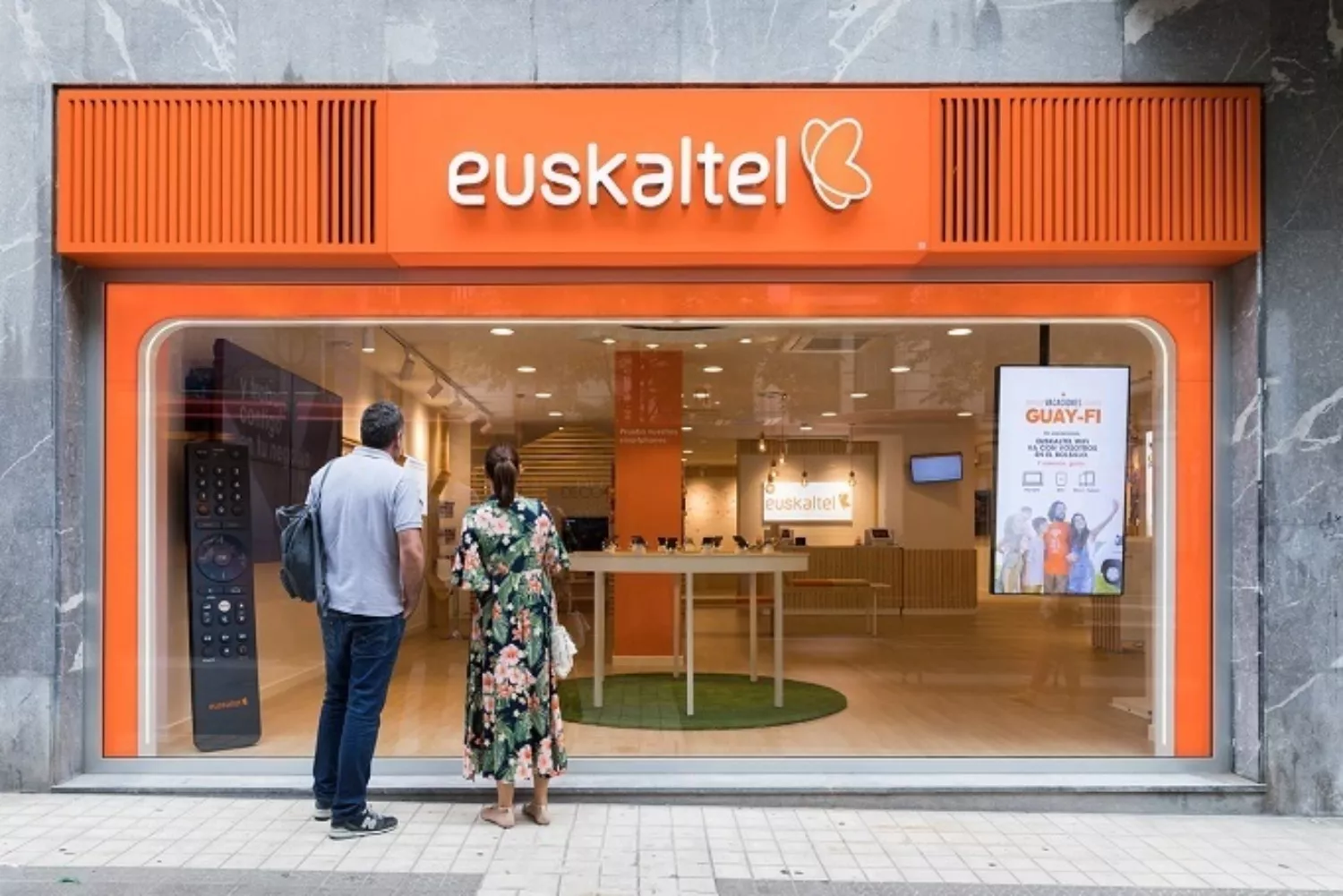 Dos personas delante de una tienda de Euskaltel / EP - EUSKALTEL