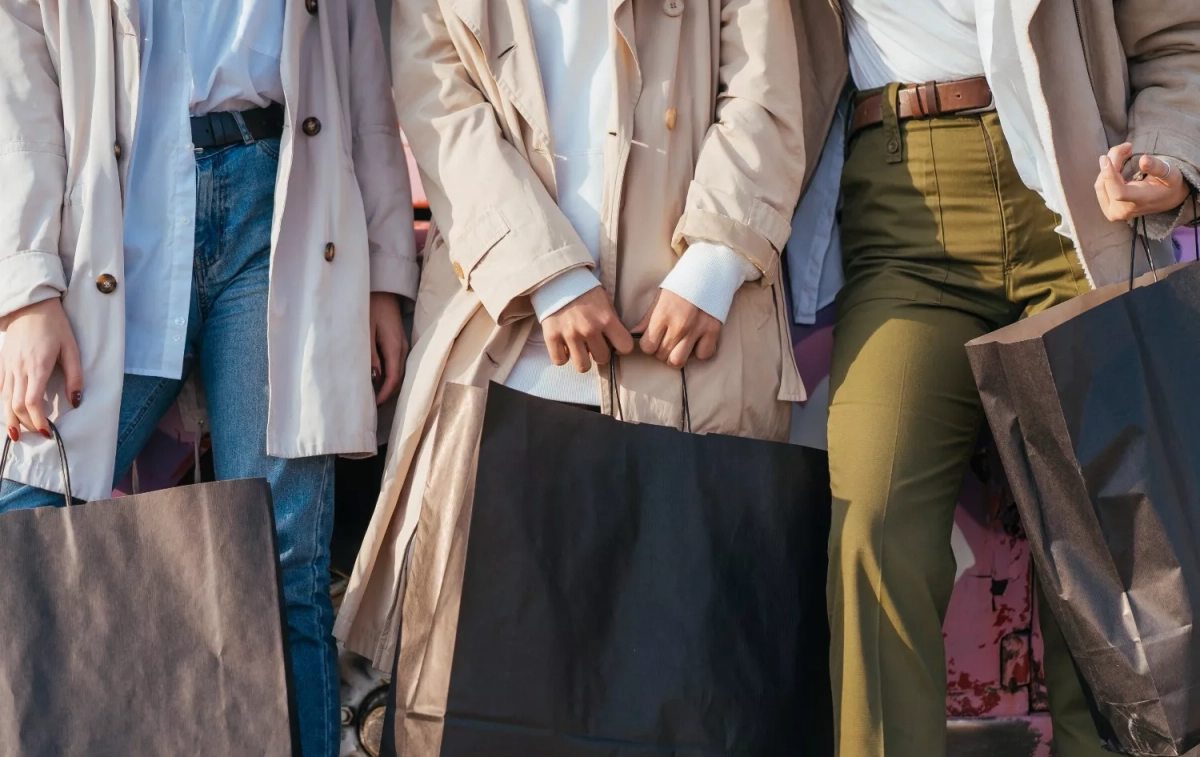 Varias personas sostienen sus bolsas / FREEPIK - @teksomolika Varias personas sostienen sus bolsas / FREEPIK - @teksomolika