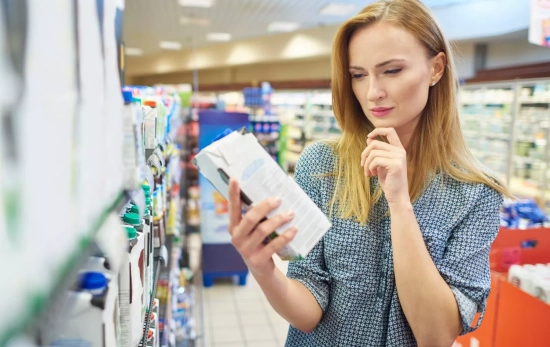 Una mujer observa el contenido de calcio de la leche / FREEPIK Una mujer observa el contenido de calcio de la leche / FREEPIK