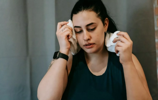 Una persona se seca el sudor después de hacer ejercicio / PEXELS Una persona se seca el sudor después de hacer ejercicio / PEXELS