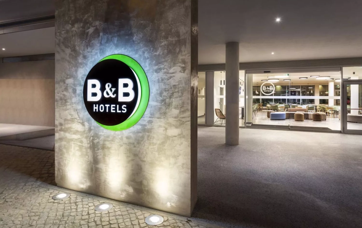 La entrada a un establecimiento de la cadena B&B Hotels, una compañía que pasa del bienestar animal / EP La entrada a un establecimiento de la cadena B&B Hotels, una compañía que pasa del bienestar animal / EP