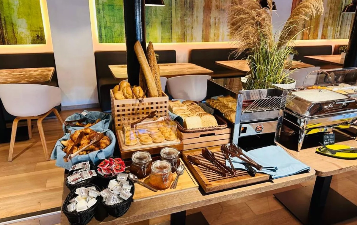 El buffet libre de un hotel de la cadena Wyndham con huevos de gallinas enjauladas / BOOKING El buffet libre de un hotel de la cadena Wyndham con huevos de gallinas enjauladas / BOOKING