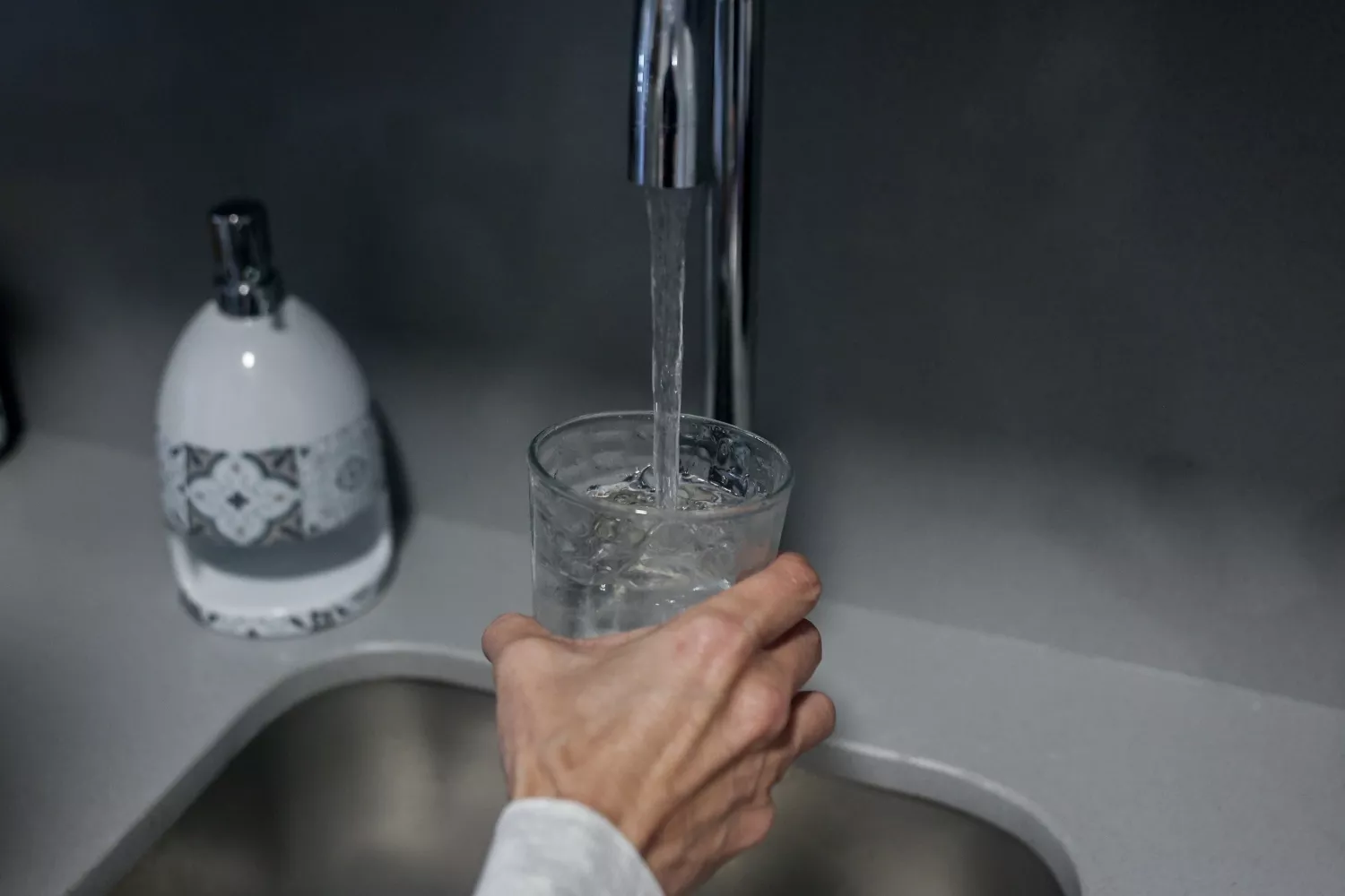 Una persona llena un vaso con agua del grifo / RICARDO RUBIO - EP Una persona llena un vaso con agua del grifo / RICARDO RUBIO - EP