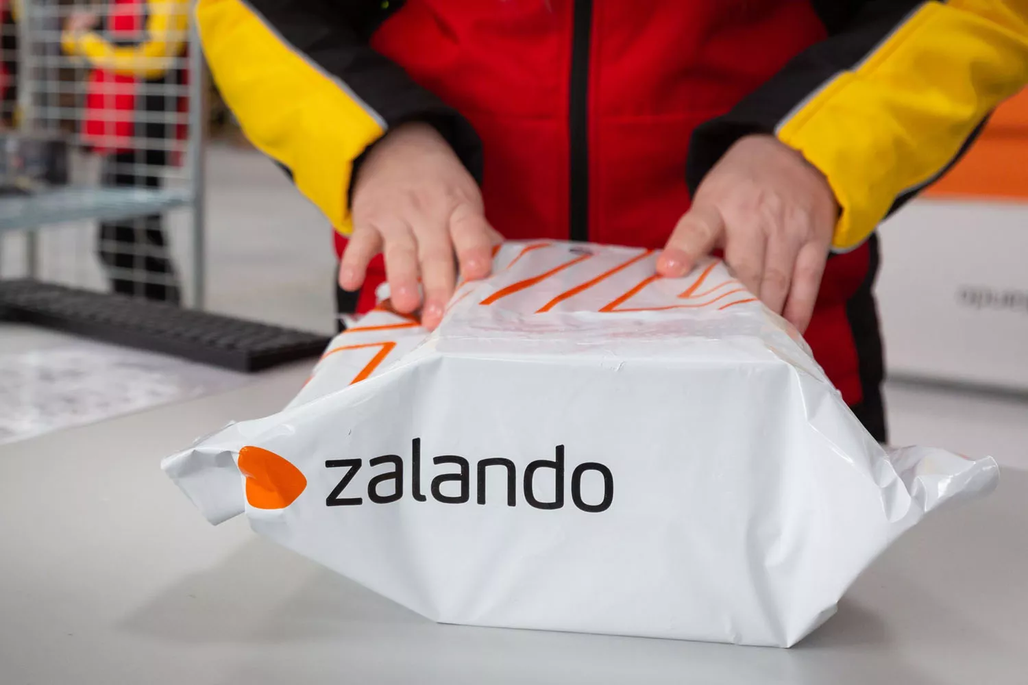 Una persona maneja un paquete de Zalando ZALANDO