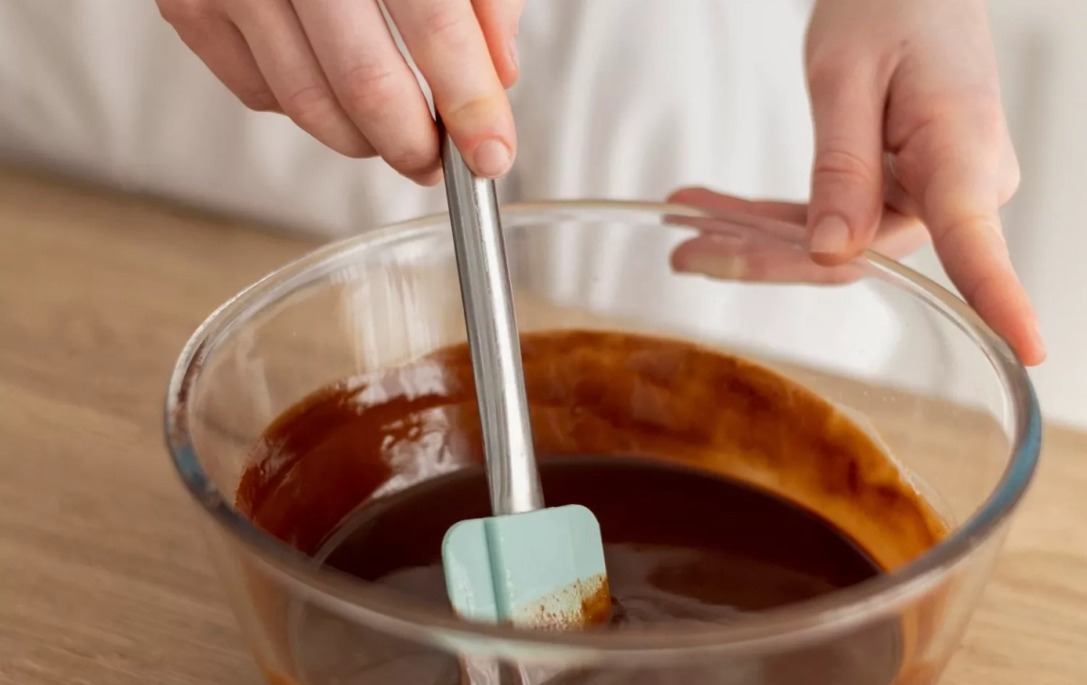 Una persona remueve chocolate en un bol / FREEPIK Una persona remueve chocolate en un bol / FREEPIK
