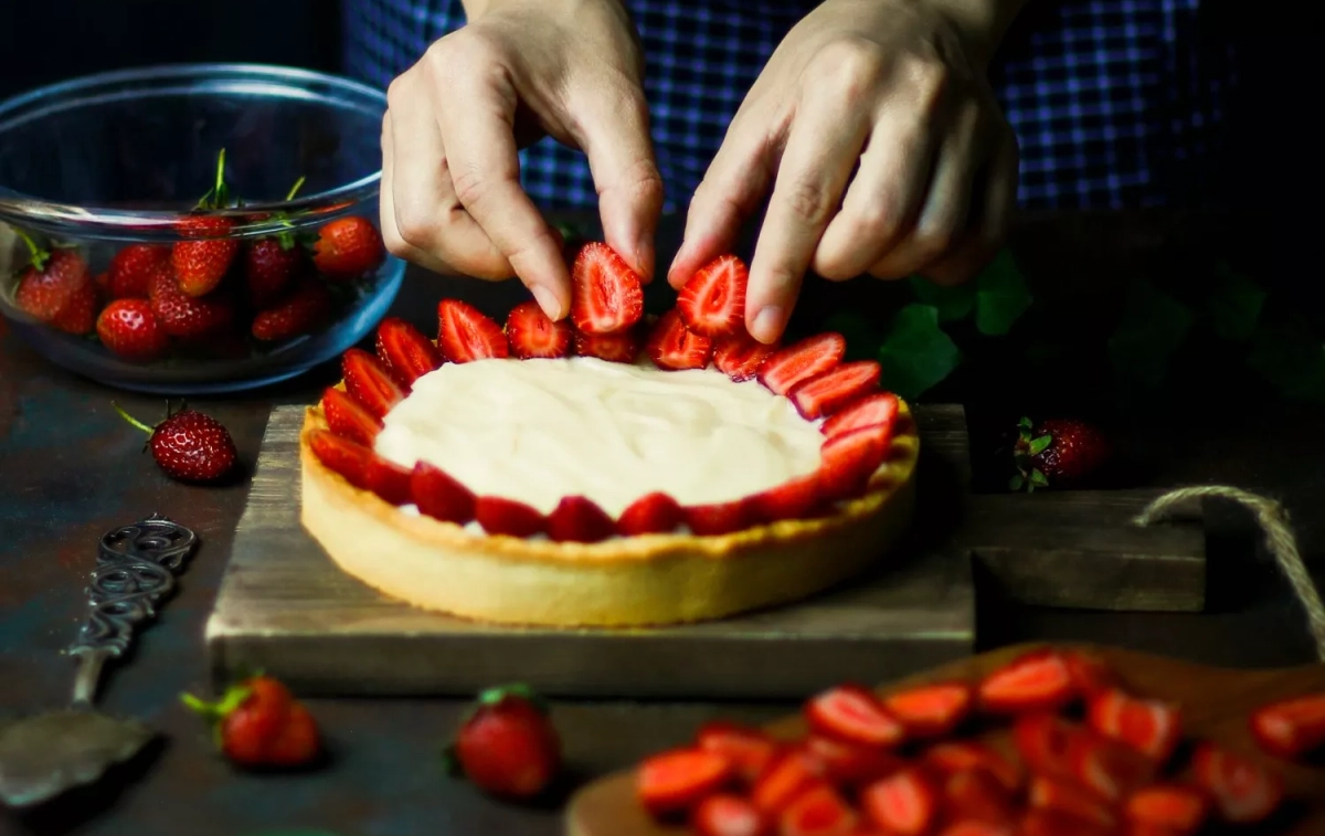 Un cocinero prepara una tarta de fresas / FREEPIK - azerbaijan_stockers Un cocinero prepara una tarta de fresas / FREEPIK - azerbaijan_stockers
