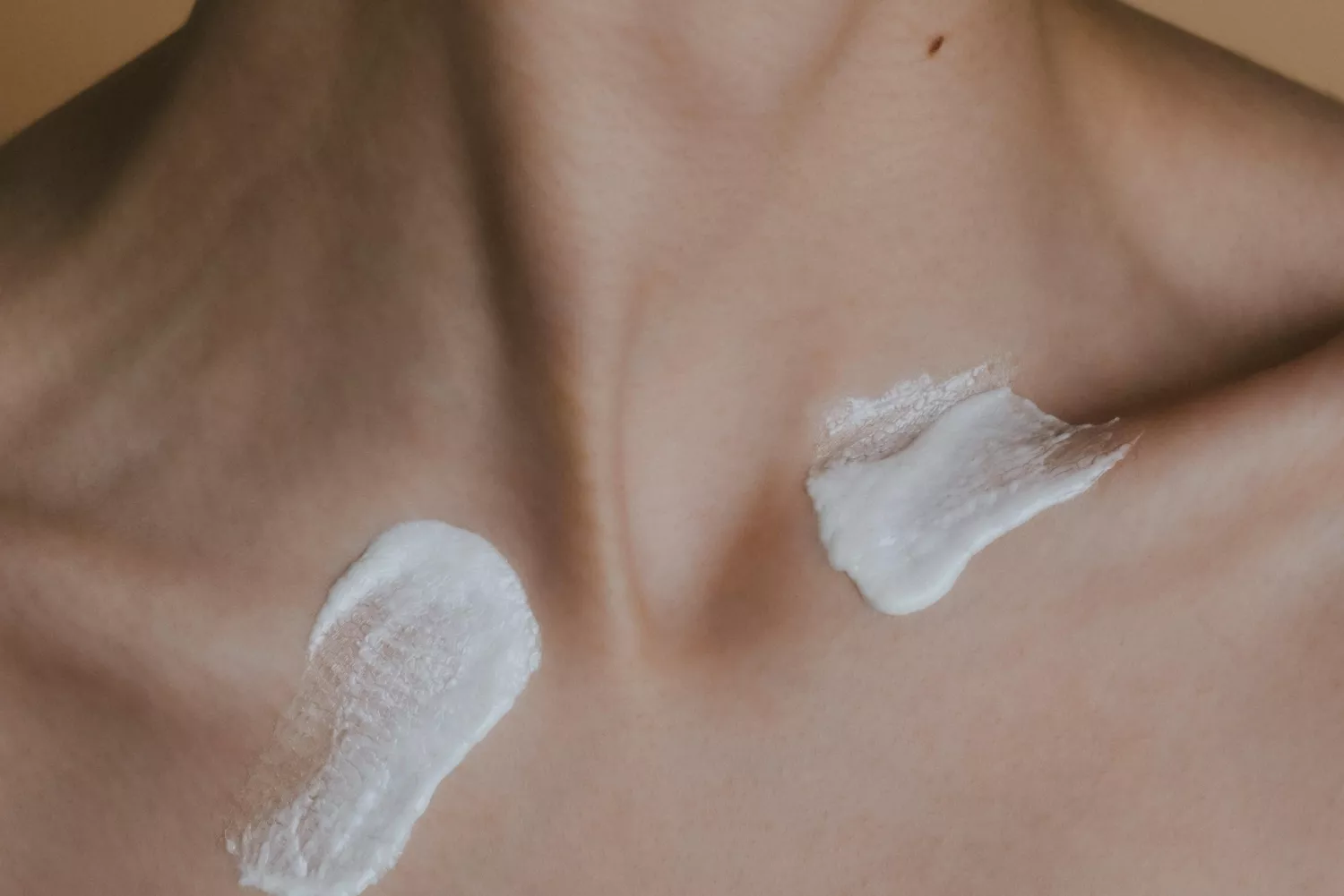 Una persona usa la cosmética natural / PEXELS