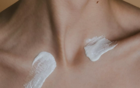 Una persona usa la cosmética natural / PEXELS Una persona usa la cosmética natural / PEXELS