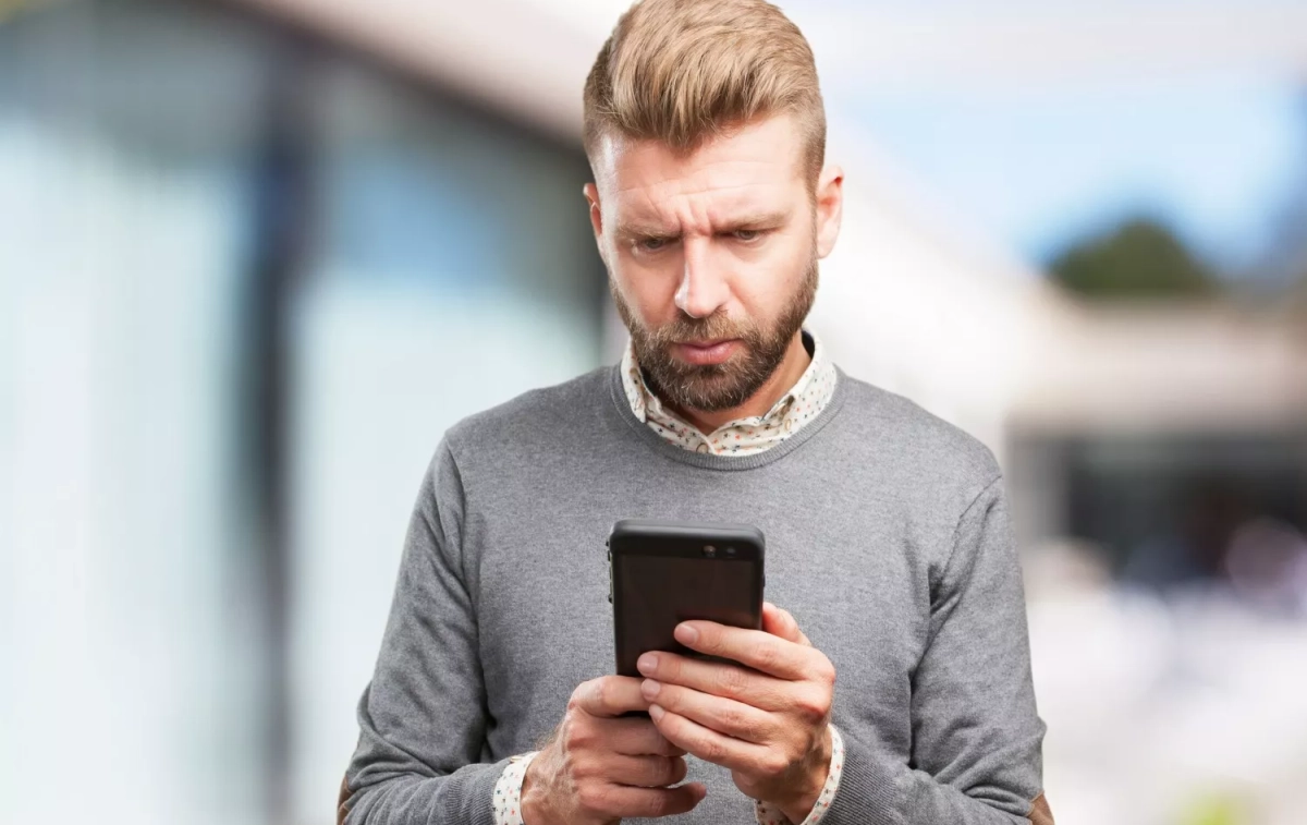 Un hombre mira su móvil, en el que están instaladas aplicaciones de Meta / FREEPIK - kues1 Un hombre mira su móvil, en el que están instaladas aplicaciones de Meta / FREEPIK - kues1