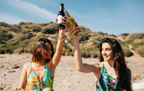Dos chicas disfrutan de no hacer nada en una playa / FREEPIK Dos chicas disfrutan de no hacer nada en una playa / FREEPIK