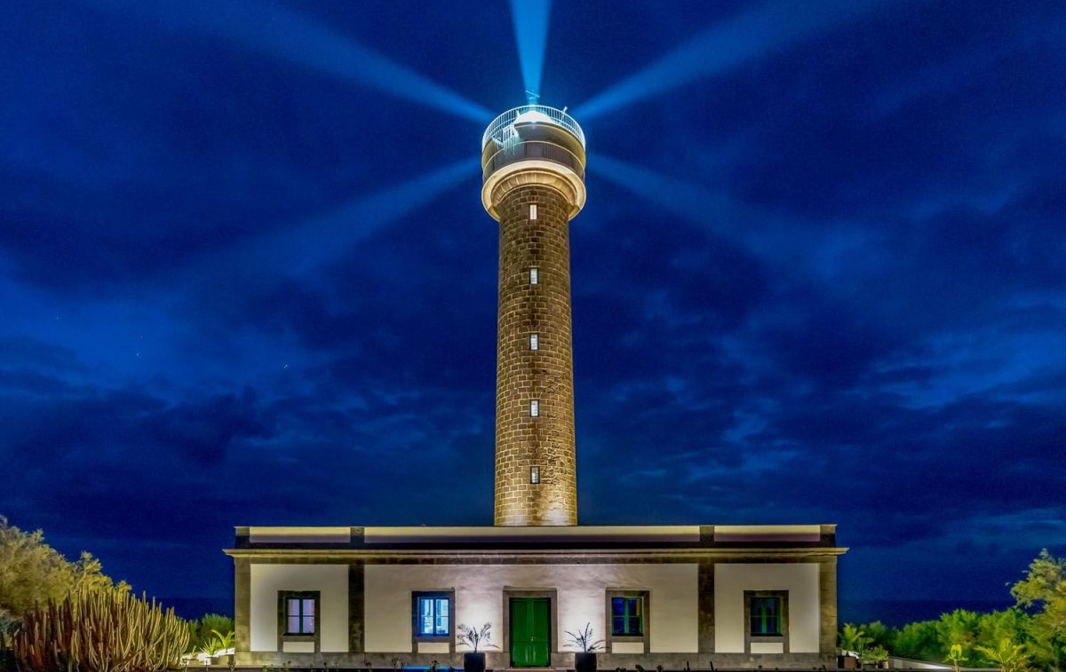 Vista nocturna del hotel Faro de Punta Cumplida en La Palma / MARTIN HAAG