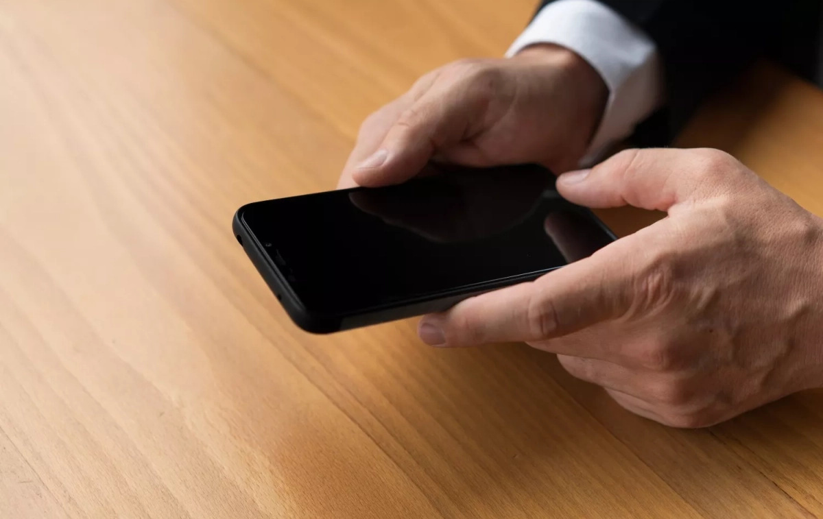 Una persona sostiene un teléfono / FREEPIK Una persona sostiene un teléfono / FREEPIK