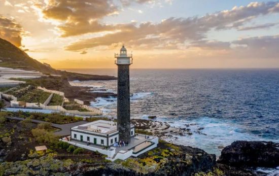 Un atardecer en el faro hotel de Punta Cumplida, en La Palma / MARTIN HAAG Un atardecer en el faro hotel de Punta Cumplida, en La Palma / MARTIN HAAG