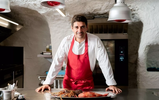El chef Eugeni de Diego con una bandeja de marisco en el interior del restaurante Pintarroja El chef Eugeni de Diego con una bandeja de marisco en el interior del restaurante Pintarroja