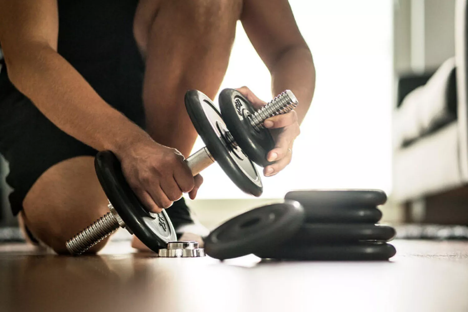 Una persona deportista haciendo pesas/ PEXELS