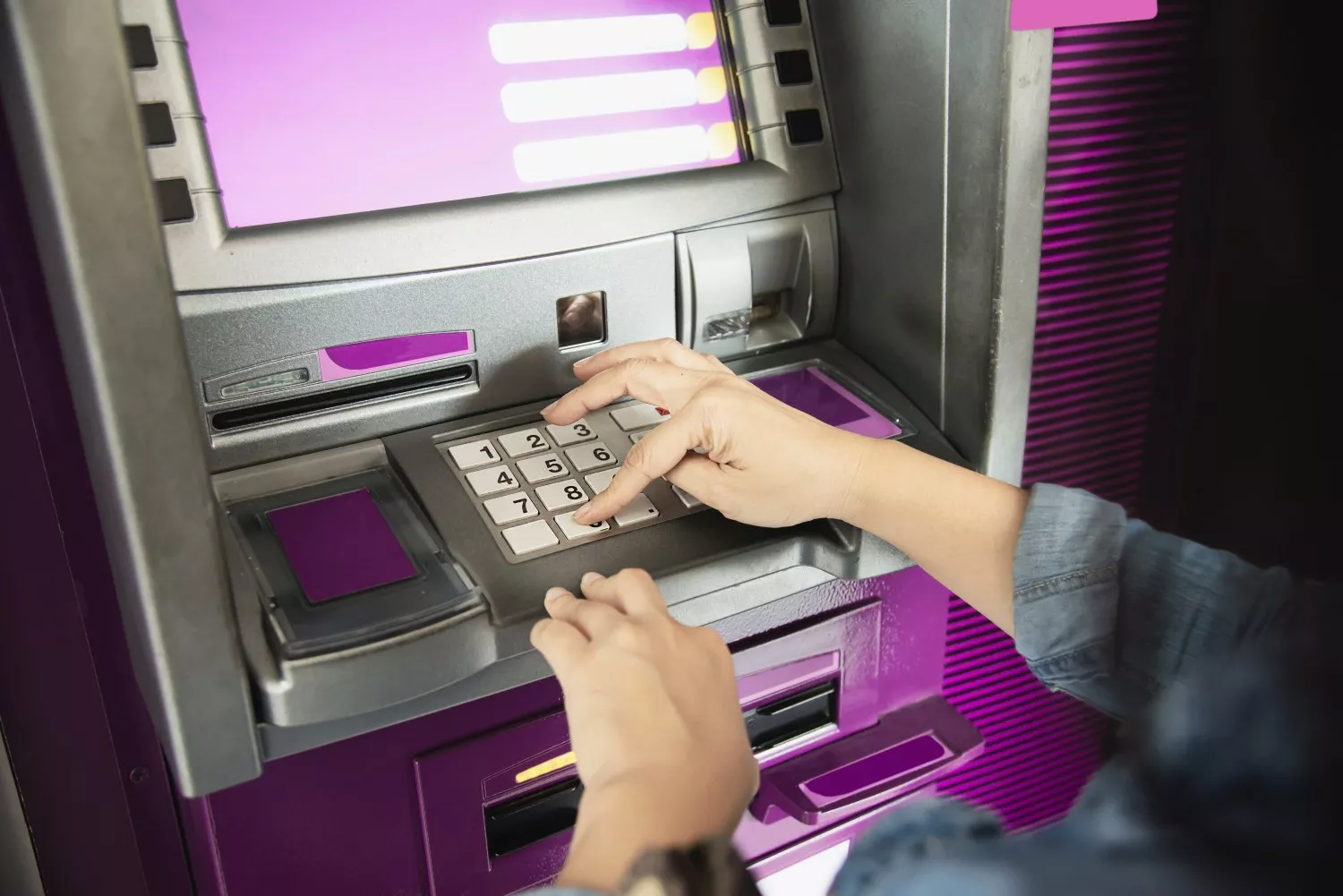 Una persona saca dinero en un cajero automatico