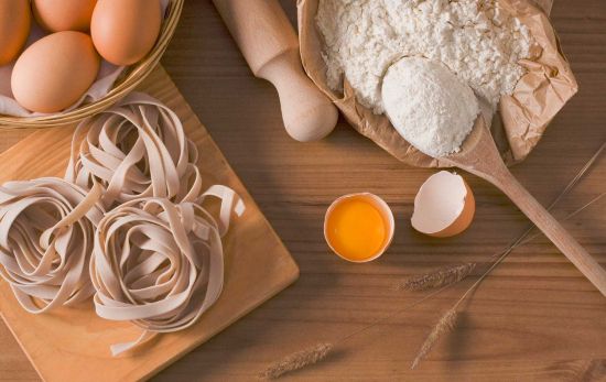 Varios huevos junto a otros ingredientes como pasta y harina / PIXABAY Varios huevos junto a otros ingredientes como pasta y harina / PIXABAY
