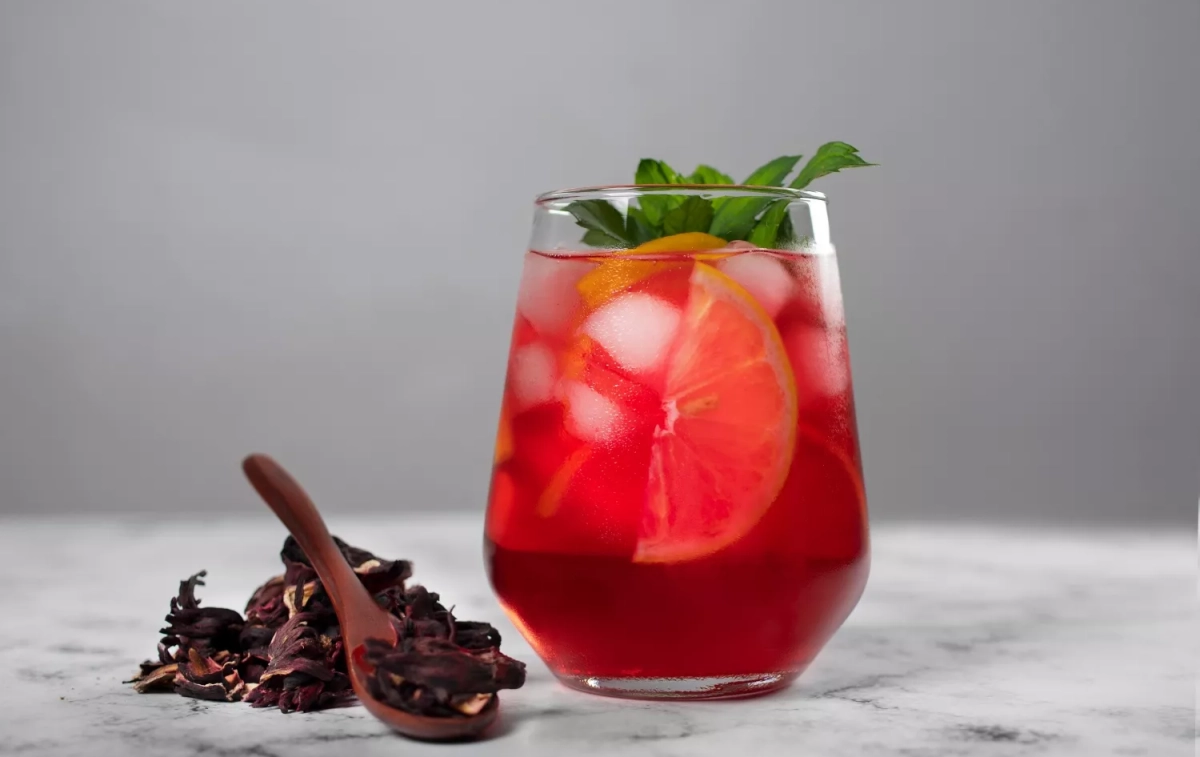 Un vaso de la infusión agua de Jamaica FREEPICK Un vaso de la infusión agua de Jamaica FREEPICK