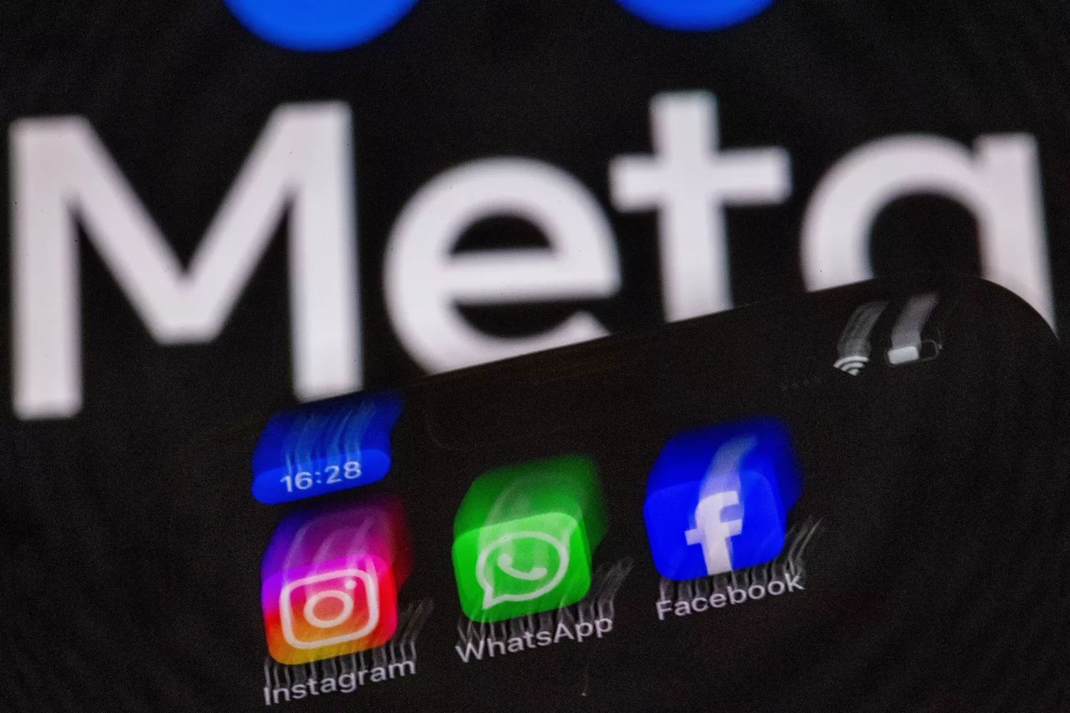 La aplicación de WhatsApp junto a otras de Meta / EP