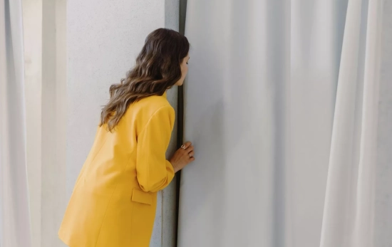 Una persona mira dentro de un probador similar a los de Zara / PEXELS Una persona mira dentro de un probador similar a los de Zara / PEXELS
