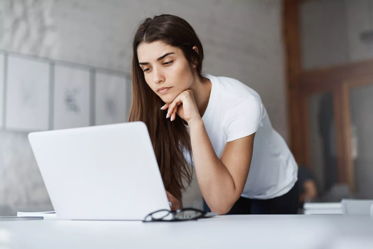 Una chica observa su ordenador después de recibir un correo extraño de InfoJobs que puede ser una estafa / FREEPIK - lookstudio Una chica observa su ordenador después de recibir un correo extraño de InfoJobs que puede ser una estafa / FREEPIK - lookstudio
