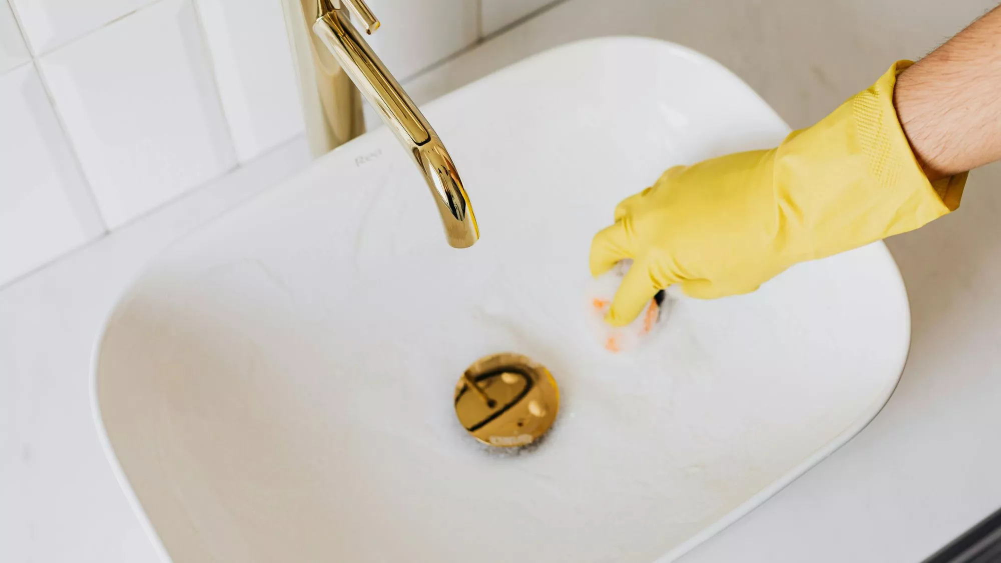Una persona limpiando el baño por el método del Oosouji| PEXELS