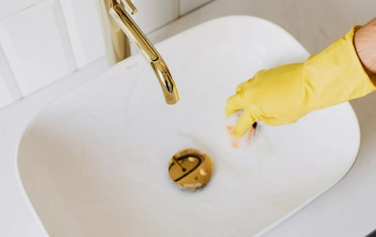 Una persona limpiando el baño por el método del Oosouji| PEXELS Una persona limpiando el baño por el método del Oosouji| PEXELS