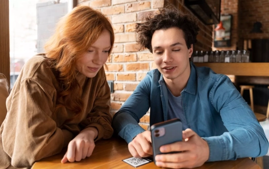 Una persona muestra a otra una app de citas como Humble, Hinge o Tinder / FREEPIK Una persona muestra a otra una app de citas como Humble, Hinge o Tinder / FREEPIK