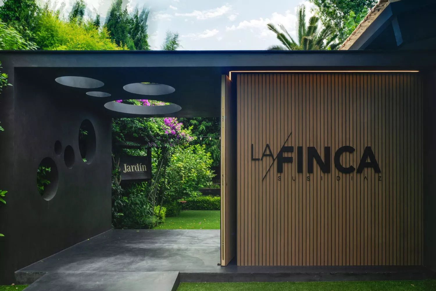 La entrada al restaurante La Finca, de Susi Díaz, premiado con tres soles de la Guía Repsol / CEDIDA