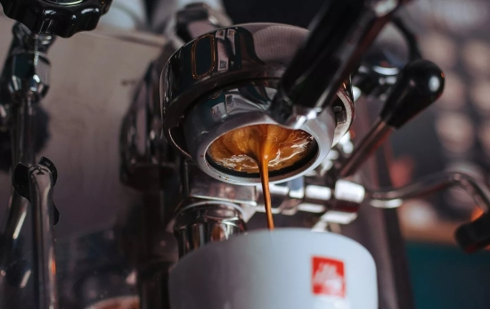 Café saliendo de una cafetera / UNSPLASH Café saliendo de una cafetera / UNSPLASH