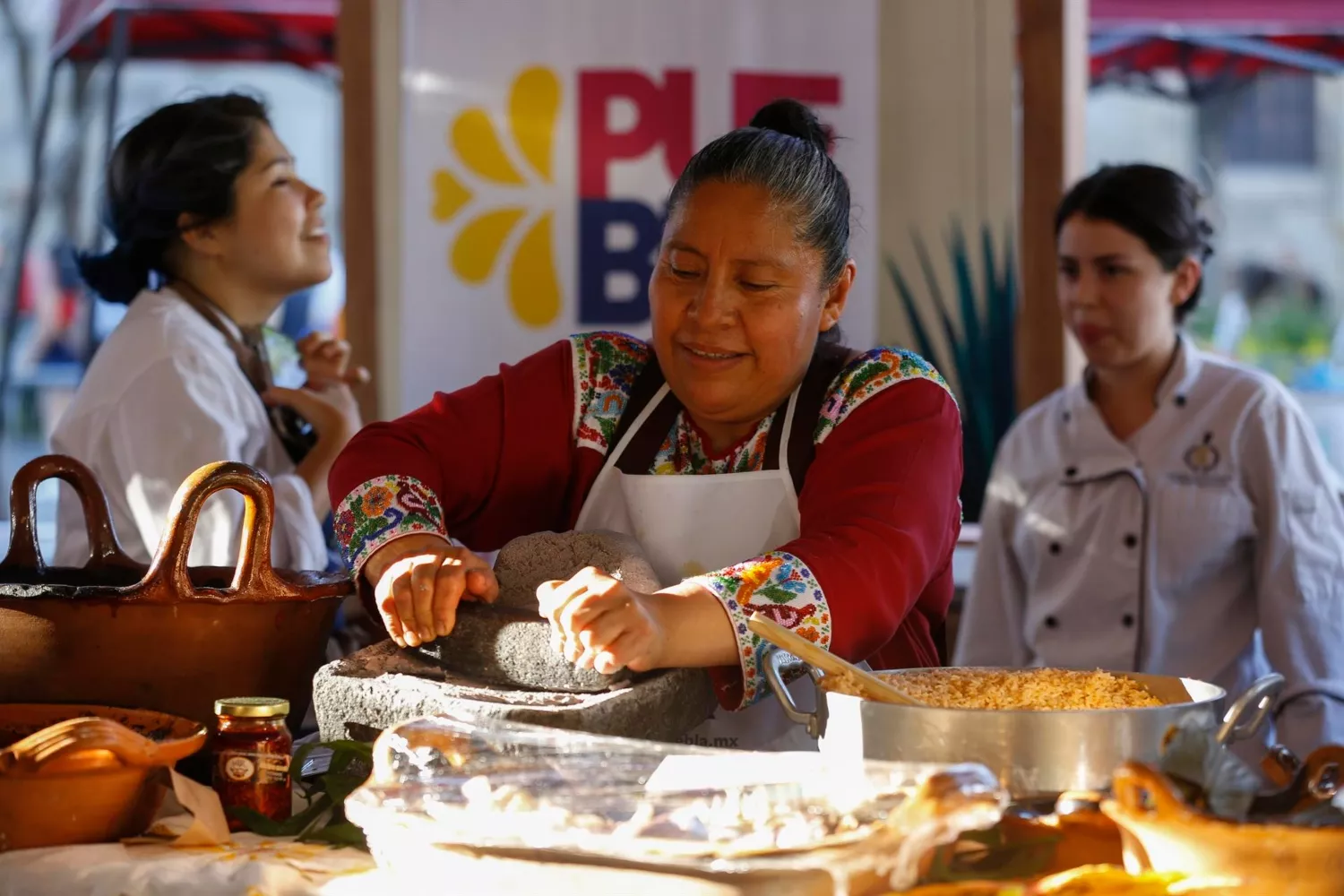 Una persona cocina con un condimento de origen mexicano / EFE