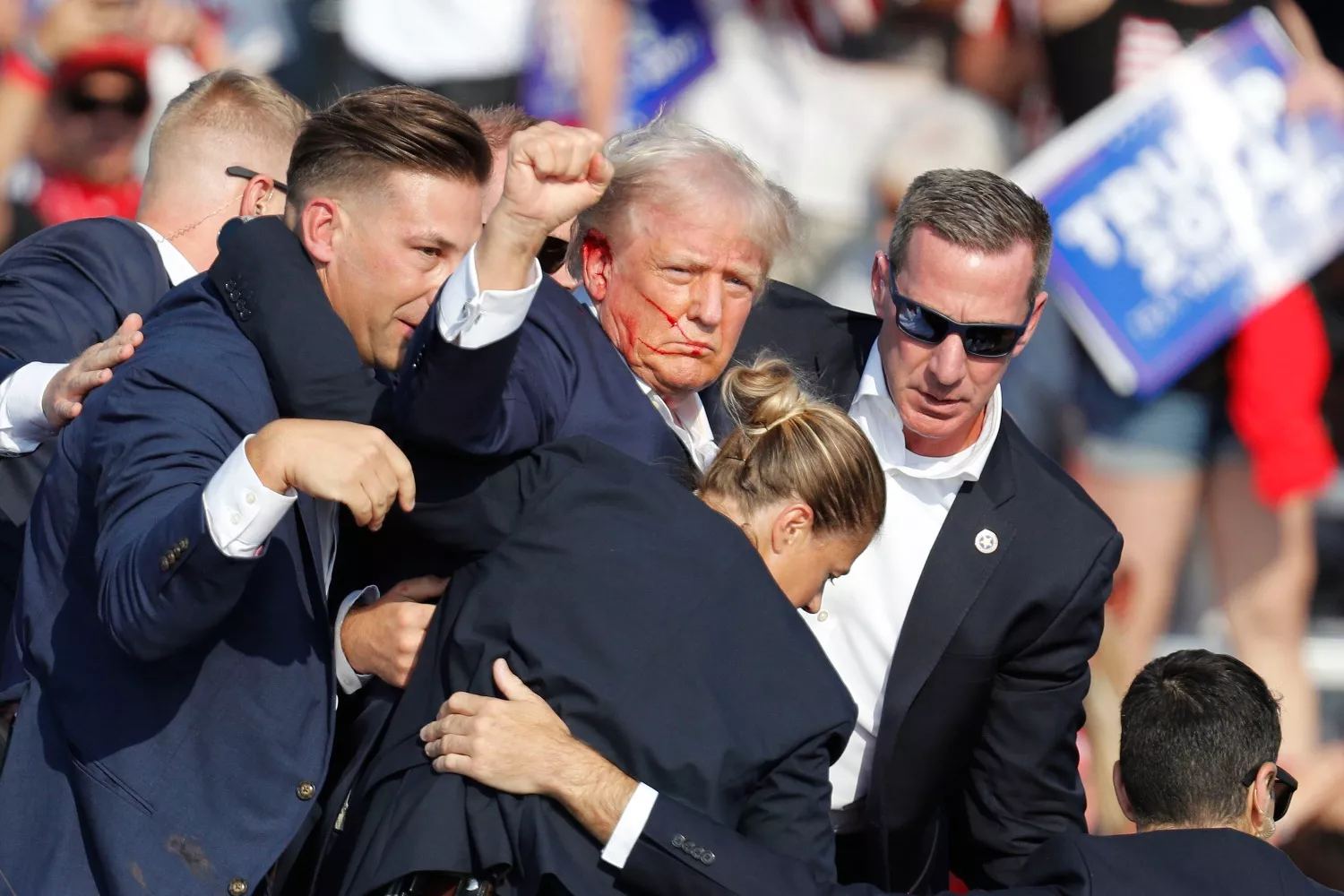 El expresidente estadounidense Donald Trump tras un intento de asesinato   DAVID MAXWELL   EFE