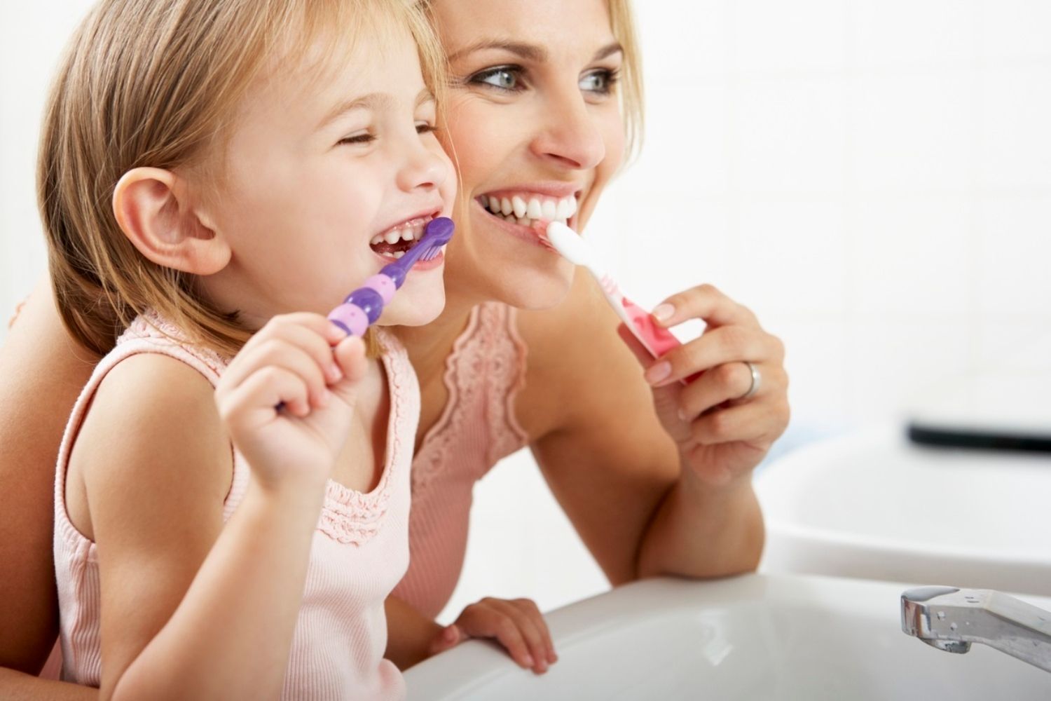 Madre e hija se cepillan los dientes juntas / EP